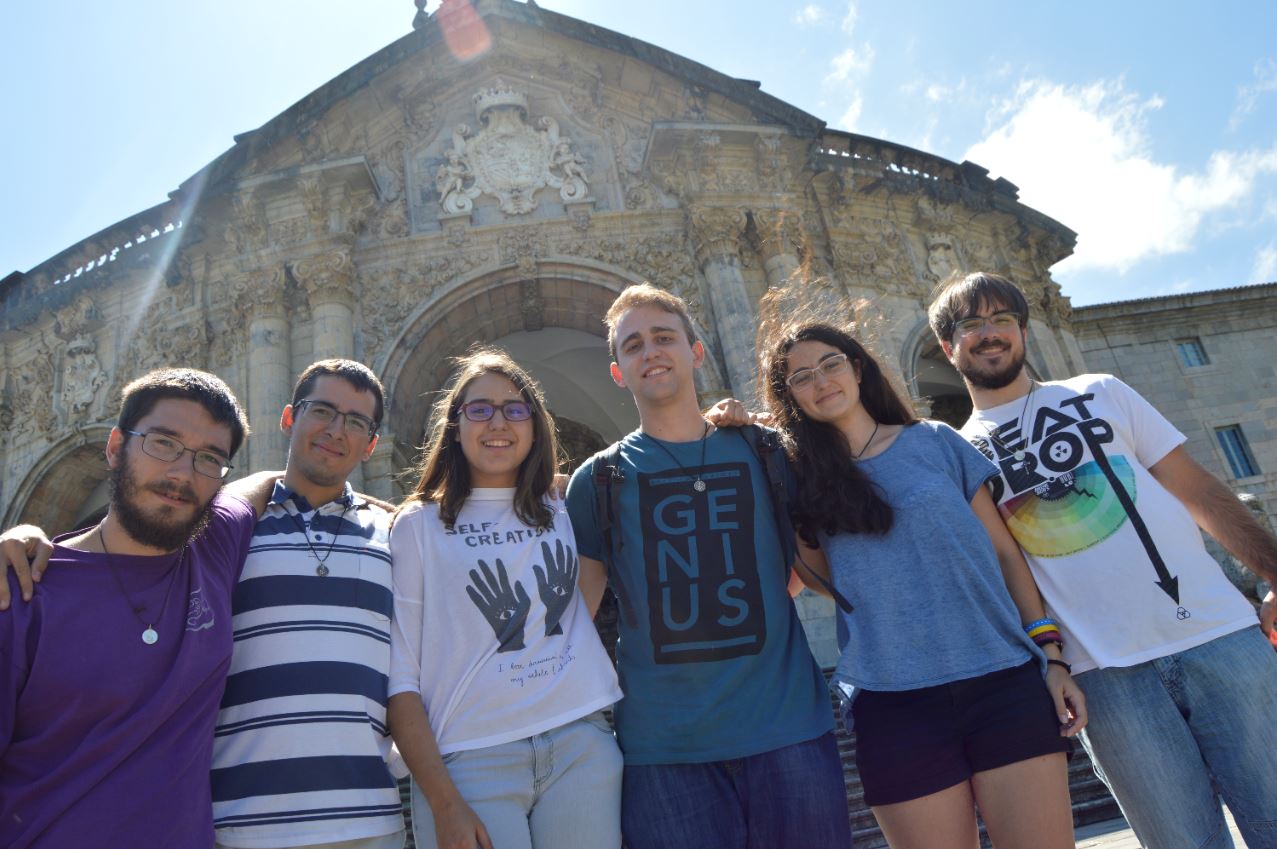 Grupo de jóvenes de la parroquia consagrados a María.